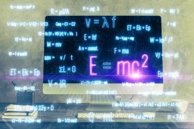 Masaüstü bilgisayar arkaplanı ve formül hologram yazımı. Çifte maruziyet. Eğitim kavramı.