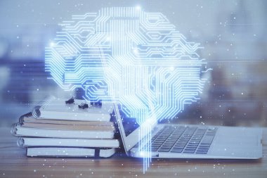 Bilgisayar ve beyin hologramı ile çalışma masasının çoklu açığı. Beyin fırtınası konsepti.