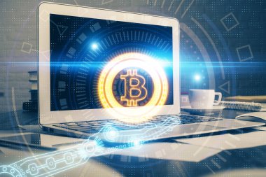 Blockchain temalı holograma ve bilgisayar arkaplanlı masaya çoklu maruz kalma. Bitcoin şifreleme para birimi kavramı.
