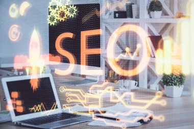 Bilgisayar ve seo çizim hologramı olan çok katmanlı bir tablo. Arama optimizasyon kavramı.