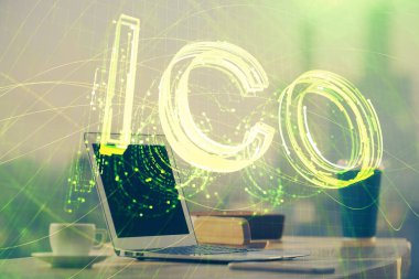 Blockchain temalı holograma ve bilgisayar arkaplanlı masaya çoklu maruz kalma. Bitcoin şifreleme para birimi kavramı.