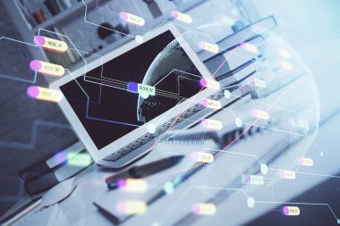 Bilgisayarlı ve dünya haritalı hologramlı çok katlı bir tablo. Uluslararası veri ağı kavramı.