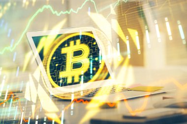 Blockchain temalı holograma ve bilgisayar arkaplanlı masaya çoklu maruz kalma. Bitcoin şifreleme para birimi kavramı.