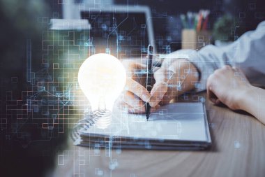 Kadın elinin üstüne ampul çizip arka planda not almak. Fikir kavramı. Çift pozlama