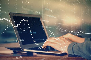 Teknoloji temalı dizüstü bilgisayarda çalışan bir adam. Büyük veri kavramı. Çift pozlama.