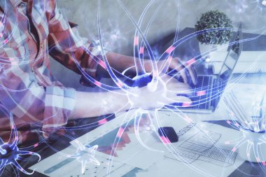 Nöron hologramı, arka planda bilgisayarla çalışan bir adam. Eğitim konsepti. Çift pozlama.