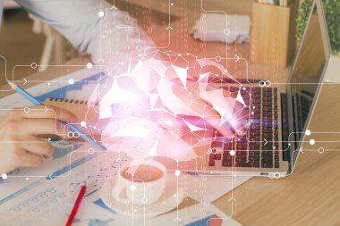 Beyin temalı hologramı olan bilgisayar geçmişi olan bir iş adamı. Beyin fırtınası kavramı. Çoklu pozlama.