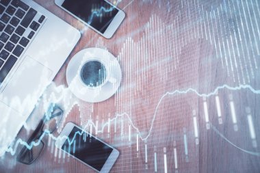 Masaüstü üzerinde telefonla finansal haritaya çoklu maruz kalma. Üst Manzara. Mobil ticaret platformu kavramı.