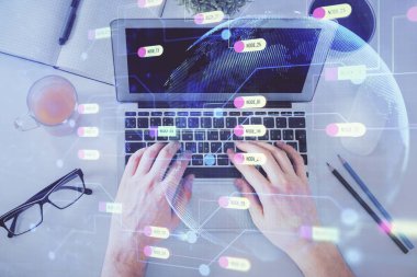 Erkeklerin ellerinin bilgisayar klavyesini ve veri temalı hologram çizimini yazarken çoklu pozlama. Üst Manzara. Teknoloji konsepti.