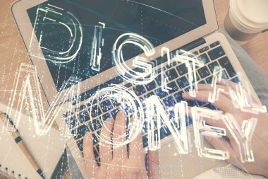 Erkeklerin ellerinin bilgisayar klavyesini ve şifreli para birimi temalı hologram çizimini yazarken çift pozlama. Üst Manzara. Engelleme zinciri kavramı.