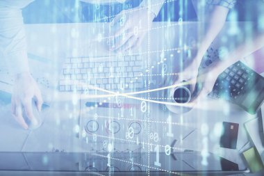 Kadın ve erkeğin birlikte çalışması ve veri temalı hologram çizimi. Bilgisayar arkaplanı. Üst Görünüm.