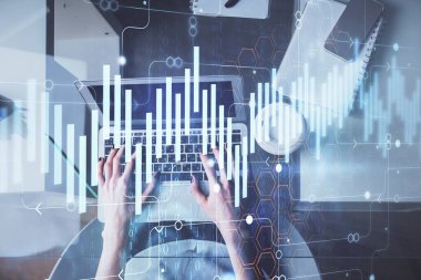 Bilgisayar ve ön x çizim hologramı üzerinde çalışan kadın elleri çift pozlama. Üst Manzara. Mali analiz kavramı.