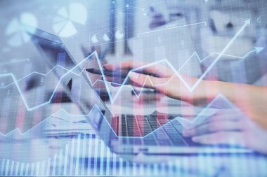 Bilgisayarda ve finansal grafik hologramında yazı yazan kadın ellerine çoklu maruz kalma. Borsa analizi kavramı.
