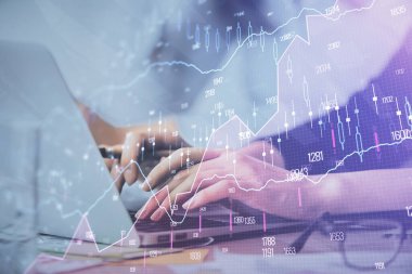 Bilgisayarda ve finansal grafik hologramında yazı yazan kadın ellerine çoklu maruz kalma. Borsa analizi kavramı.