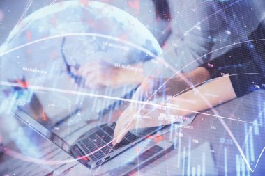 Bilgisayarda ve finansal grafik hologramında yazı yazan kadın ellerine çok maruz kalmış. Borsa analizi kavramı.