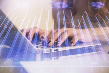 Bilgisayarda ve ön x grafik hologram çiziminde kadın eli yazarken çift pozlama. Borsa yatırım kavramı.