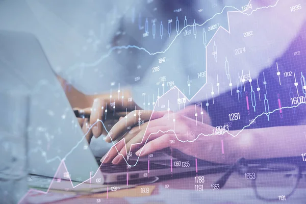 Multi exposición de las manos de la mujer escribiendo en el dibujo del holograma de la computadora y del gráfico financiero. Concepto de análisis bursátil. —  Fotos de Stock