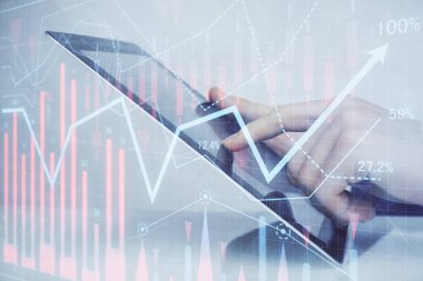 Erkeklerin el ele tutuşup dijital telefon ve forx grafik çizimleri kullanırken birden fazla pozlama. Finansal piyasa kavramı.