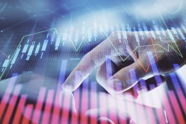 Erkeklerin el ele tutuşup dijital telefon ve forx grafik çizimleri kullanırken birden fazla pozlama. Finansal piyasa kavramı.