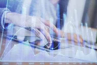 Önx grafik çizimine çifte maruz kalma ve kadın ve erkeğin birlikte çalışarak mobil bir cihaz kullanması. Ticaret konsepti.