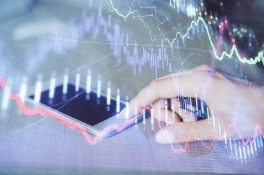 Ön x çizelgesine çift pozlama, hologram çizimi ve cep telefonu kullanan bir kadın. Finansal piyasa kavramı.