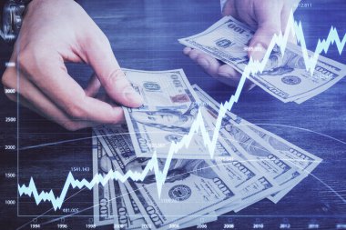 Finansal grafiğe çoklu pozlama hologram, Amerikan dolarları ve insan eli. Analiz kavramı.