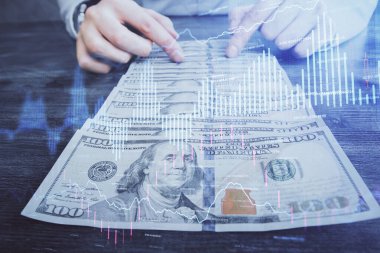 Forx grafiği, hologram, Amerikan dolarları ve insan eli çizimleri. Teknik Analiz kavramı.