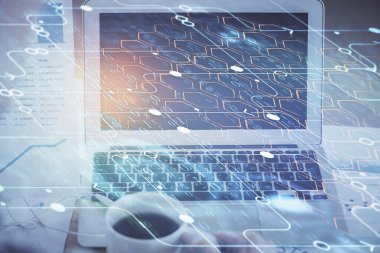 Dizüstü bilgisayar ve teknoloji temalı holograma çifte maruz kalma. Serbest çalışma kavramı.