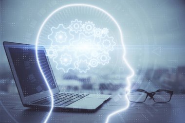 Bilgisayar ve beyin hologramı ile çalışma masasının çoklu açığı. Beyin fırtınası konsepti.