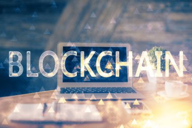 Blockchain temalı holograma ve bilgisayar arkaplanlı masaya çoklu maruz kalma. Bitcoin şifreleme para birimi kavramı.