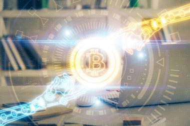 Blockchain temalı holograma ve bilgisayar arkaplanlı masaya çoklu maruz kalma. Bitcoin şifreleme para birimi kavramı.