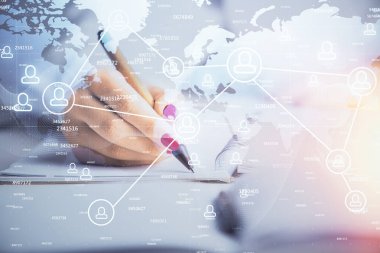 Sosyal ağ temalı hologram ellerin not almasından üstündür. Küresel uluslararası insan kavramı bağlanıyor. Çift pozlama