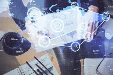 Sosyal ağ temalı hologram ellerin not almasından üstündür. Küresel uluslararası insan kavramı bağlanıyor. Çift pozlama