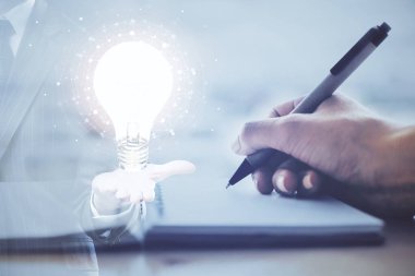 Arka planda not alan bir kadının eline ampul çizmek. Fikir kavramı. Çift pozlama