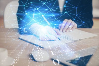Önünde veri çözeltisi hologramı olan arka planda el yazısına çifte maruz kalma. Teknoloji konsepti. Kapat.