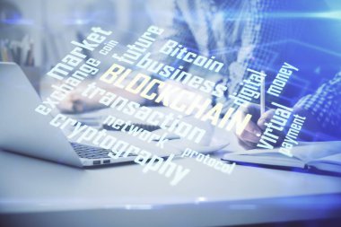 Arka planda bilgisayarla çalışan bir adamın olduğu engelleme temalı hologram. Kripto zinciri kavramı. Çift pozlama.