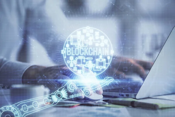 Holograma Tema Blockchain Com Homem Trabalhando Computador Segundo Plano Conceito — Fotografia de Stock