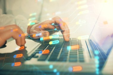 Teknoloji temalı hologramı olan bilgisayar geçmişi olan bir iş adamı. Büyük veri kavramı. Çift pozlama.