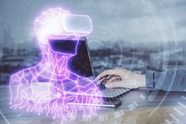 Arka planda bilgisayarla çalışan bir adamla AR hologramı. Gelişmiş gerçeklik kavramı. Çift pozlama.