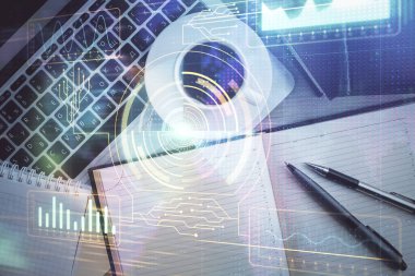 Bilgisayarla üst görünüm çalışma masası arka planında veri temasının çoklu pozlanması hologramı çiziyor. Teknoloji kavramı.