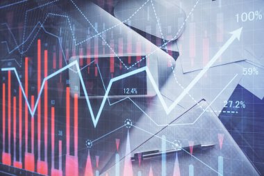 Forx grafik hologramının telefonlu masaüstü üzerinde çoklu pozlandırılması. Üst Manzara. Mobil ticaret platformu kavramı.