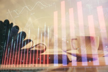 Finans şeması çizimine ve masaüstüne kahve ve masa arkasında eşyalar ile çifte pozlama. Önx piyasa ticareti kavramı