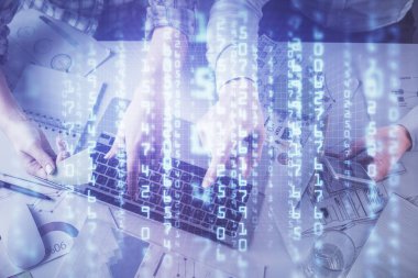 Kadın ve erkeğin birlikte çalışması ve veri temalı hologram çizimi. Bilgisayar arkaplanı. Üst Görünüm.