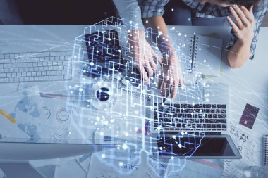 Kadın ve erkeğin birlikte çalışması ve insan beyin hologramı çizimi. Beyin fırtınası konsepti. Bilgisayar arkaplanı. Üst Görünüm.