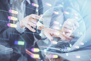 Kadın ve erkeğin birlikte çalıştığı çifte pozlama ve teknoloji temalı dünya haritası hologram çizimi. Uluslararası iş teknolojisi konsepti. Bilgisayar arkaplanı.