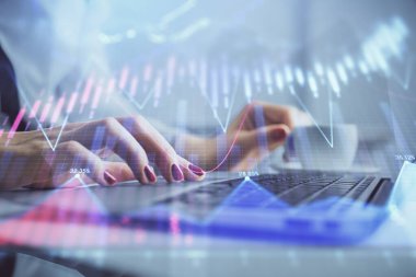 Bilgisayarda ve finansal grafik hologramında yazı yazan kadın ellerine çoklu maruz kalma. Borsa analizi kavramı.