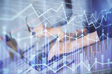 Bilgisayarda ve finansal grafik hologramında yazı yazan kadın ellerine çok maruz kalmış. Borsa analizi kavramı.