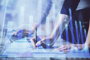 Bilgisayarda ve finansal grafik hologramında yazı yazan kadın ellerine çok maruz kalmış. Borsa analizi kavramı.