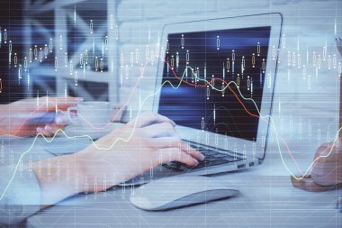 Bilgisayarda ve ön x grafik hologramında yazı yazan kadın ellerine çok maruz kalmış. Borsa analizi kavramı.