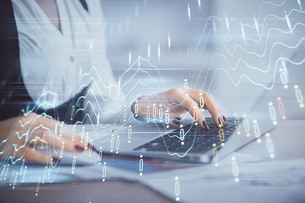 Doble exposición de las manos de mujer de negocios escribiendo en el dibujo del holograma de la computadora y del gráfico de la divisa. Concepto de análisis financiero. —  Fotos de Stock